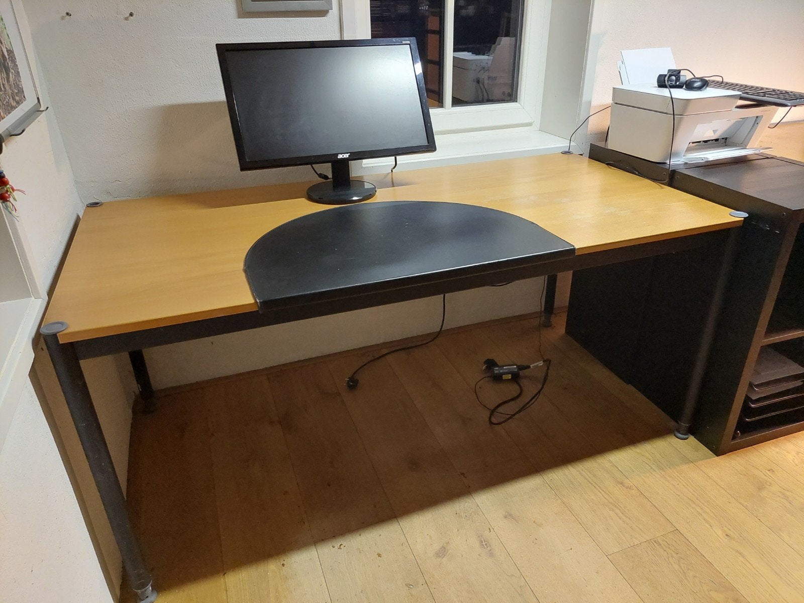Twee IKEA bureaus, 1.60x80, Ophalen, Gebruikt, Hout, In hoogte verstelbaar