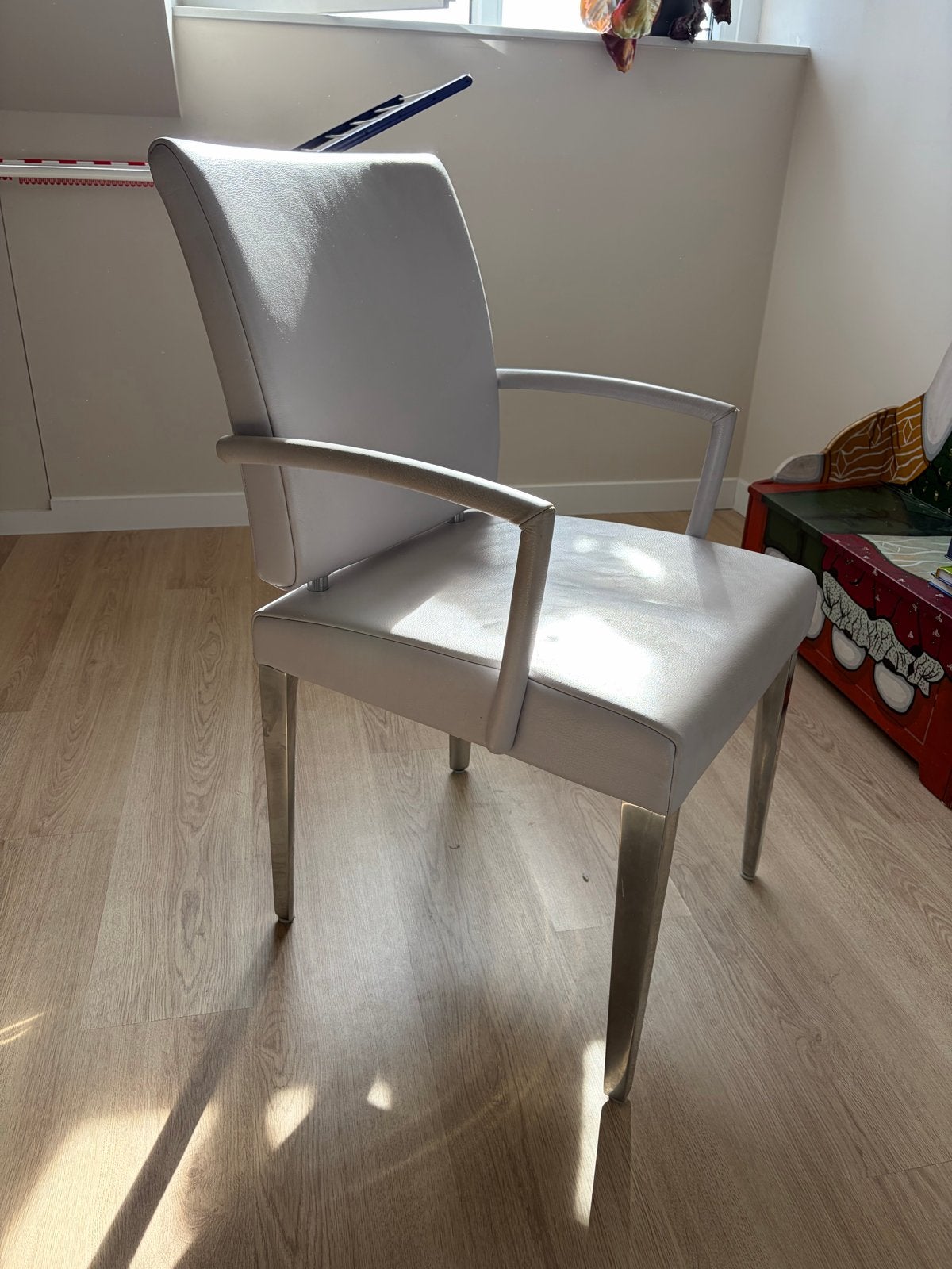 Jori eetkamerstoel lichtgrijs, Ophalen, Gebruikt, Leer, Eén