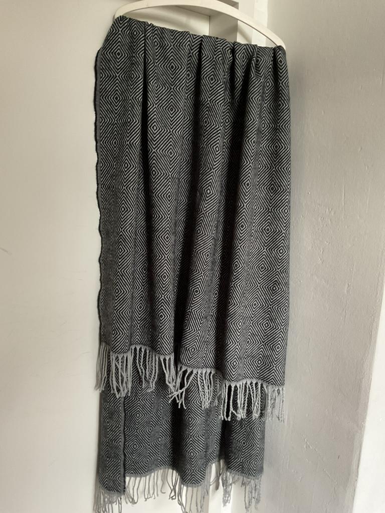 Grote wollen sjaal, Kleding | Dames, Mutsen, Sjaals en Handschoenen, Ophalen of Verzenden, Zo goed als nieuw, Maat 46/48 (XL) of groter