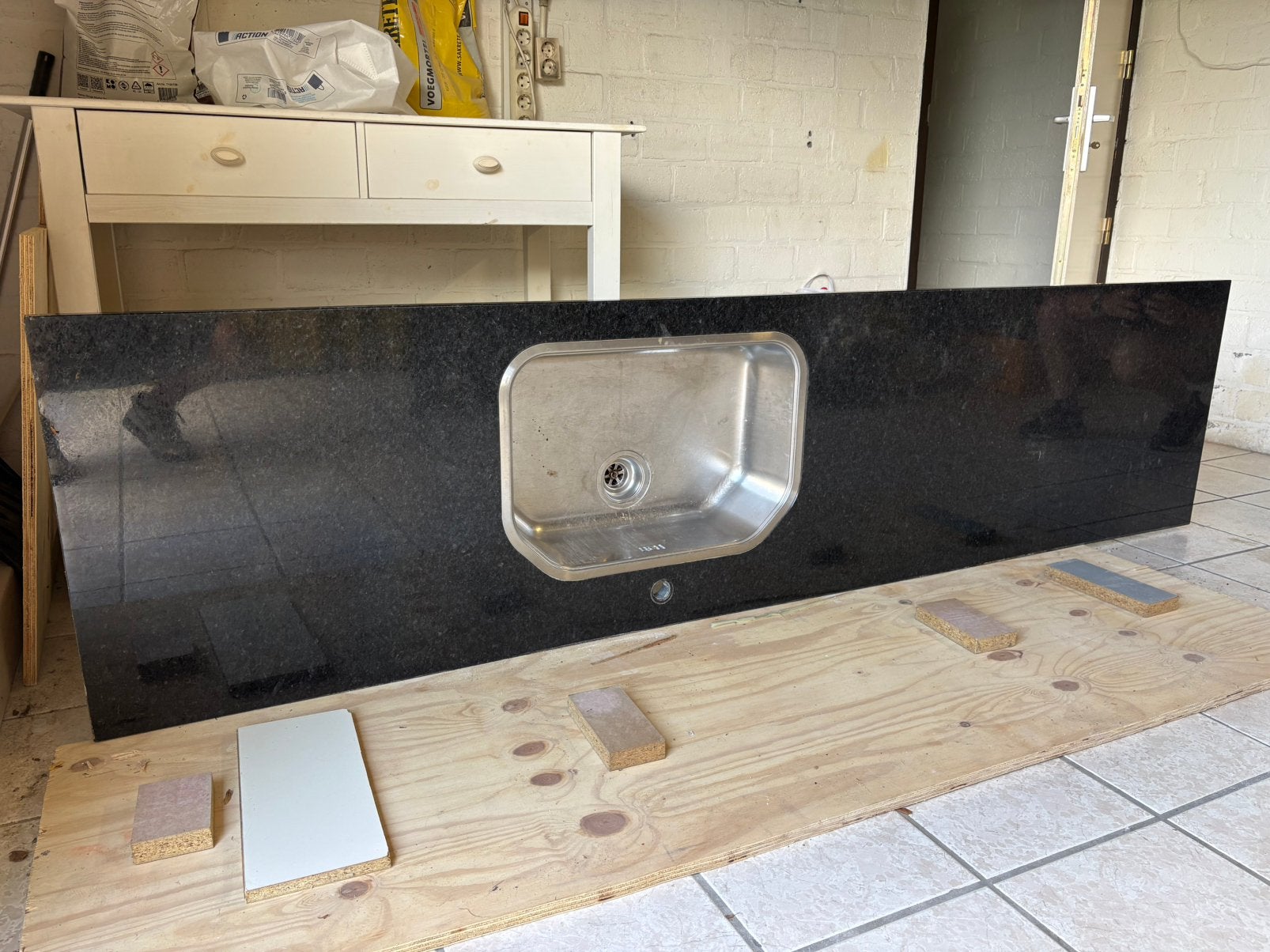 Gratis Aanrechtblad / keukenblad 242x60cm, Huis en Inrichting, Ophalen, Gebruikt, Zwart, 200 cm of meer