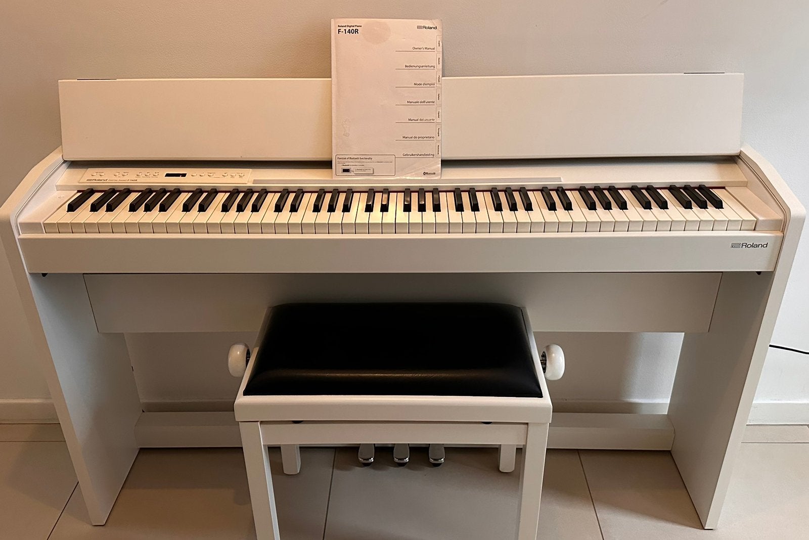 Roland F-140R Digitale Piano, Muziek en Instrumenten, Piano's, Ophalen, Wit, Digitaal, Zo goed als nieuw