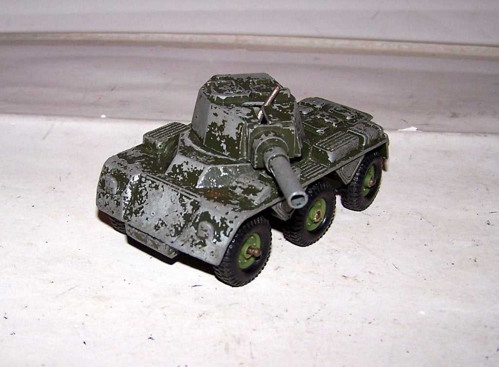 ARMOURED CAR MILITARY VINTAGE TOY MADE IN ENGLAND., Ophalen of Verzenden, Zo goed als nieuw