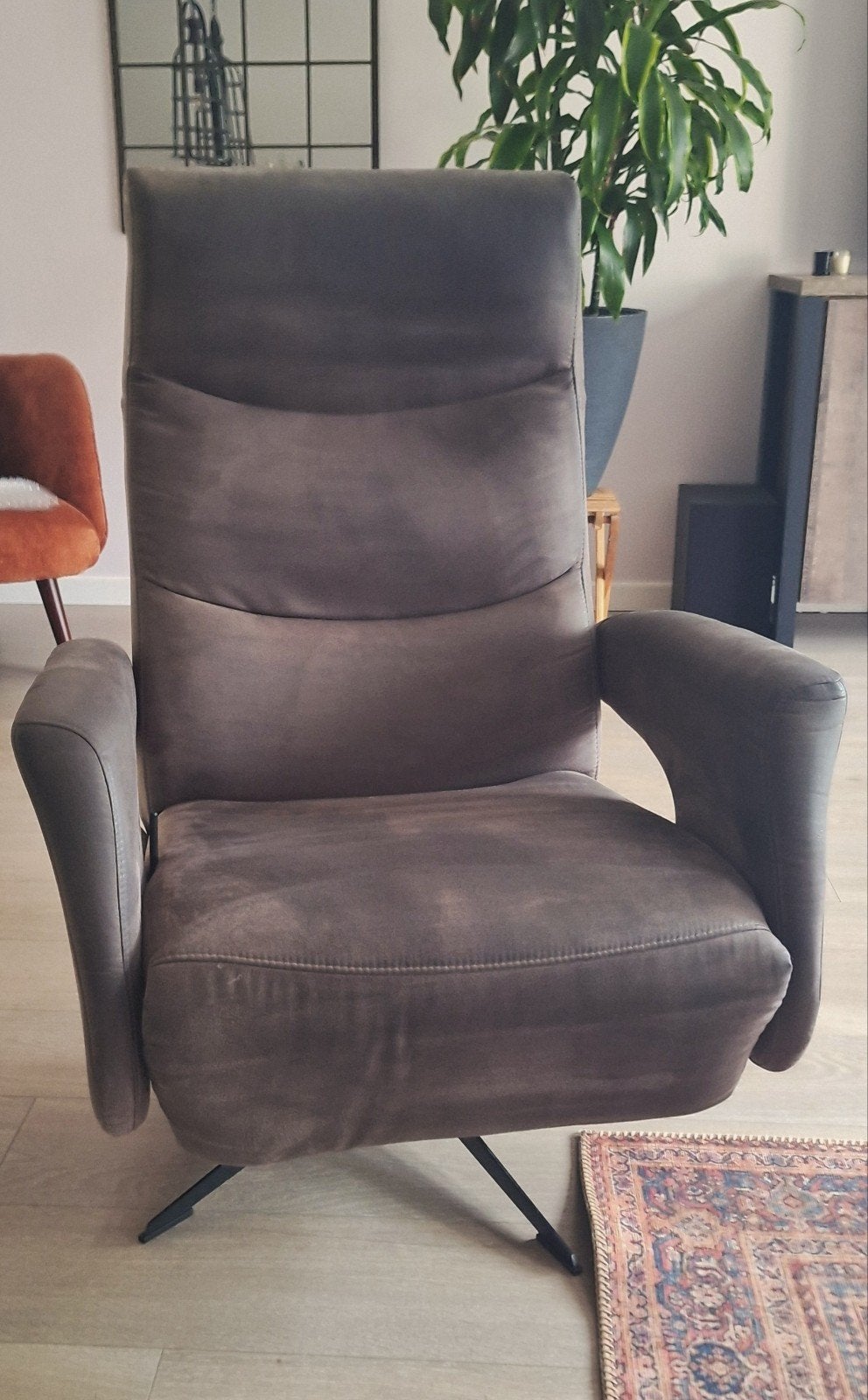 Heerlijke draaibare relaxfauteuil in taupe kleur, Huis en Inrichting, Ophalen, Gebruikt, 75 tot 100 cm, 75 tot 100 cm
