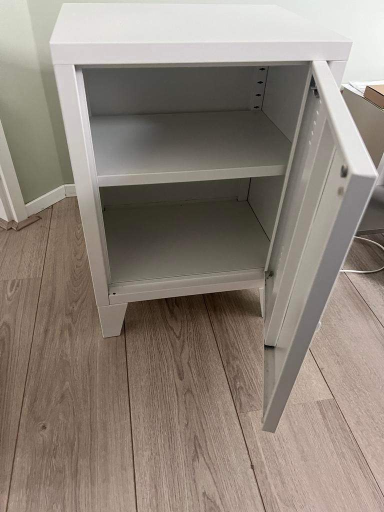 Wit metalen nachtkastje / locker met 2 planken, Ophalen, Zo goed als nieuw