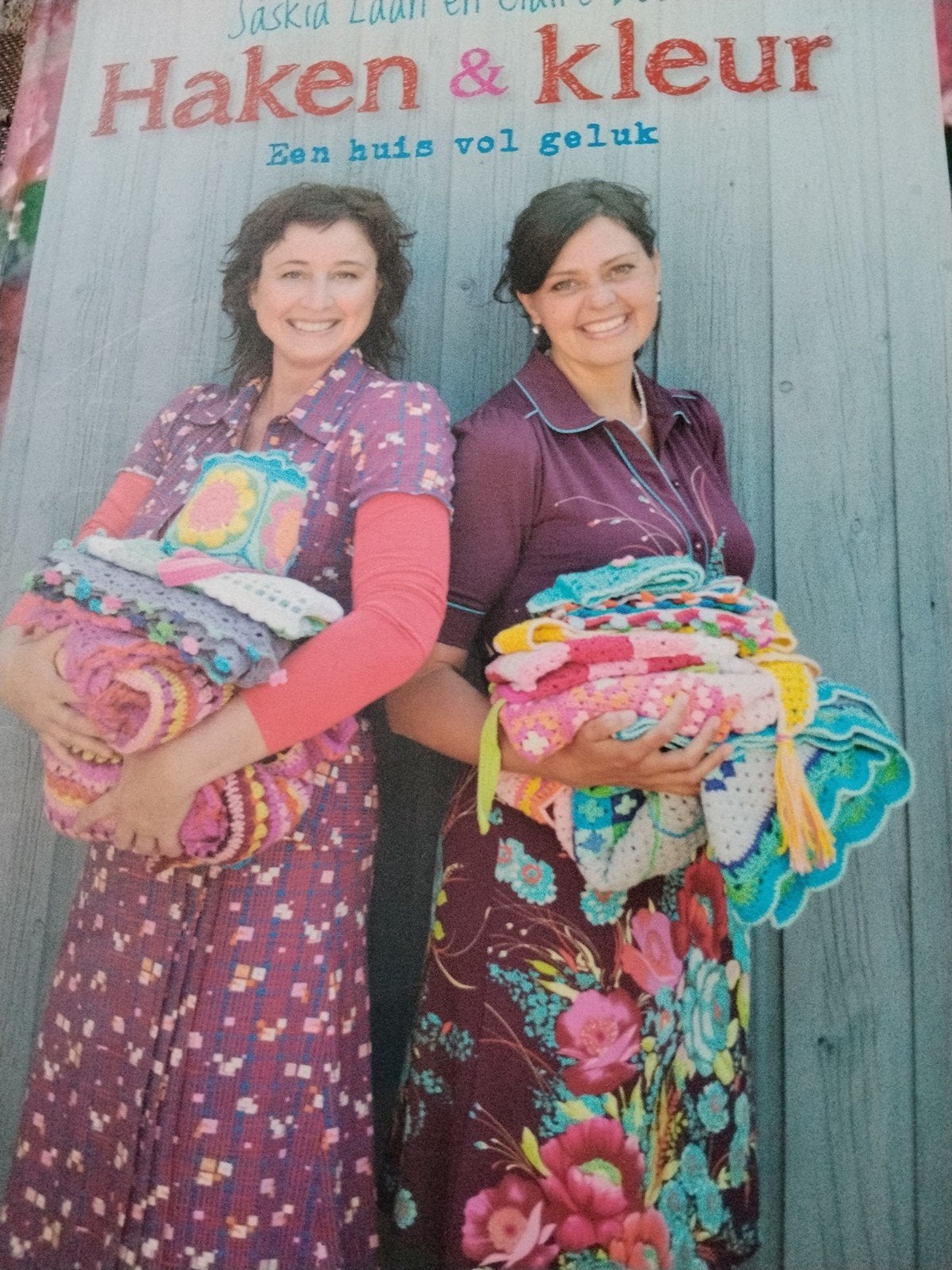 Haken & Kleur: Een huis vol geluk - Saskia Laan & Claire, Ophalen, Zo goed als nieuw, Haken, Patroon of Boek