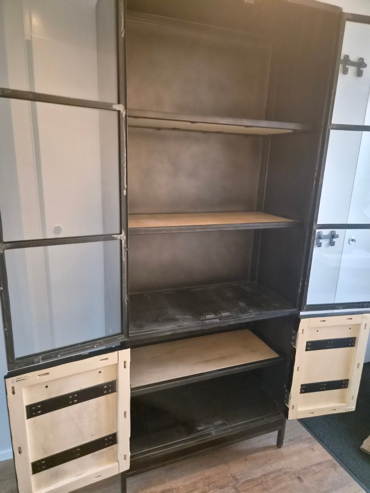 Foto 7 van Zwart metalen vitrinekast met  hout