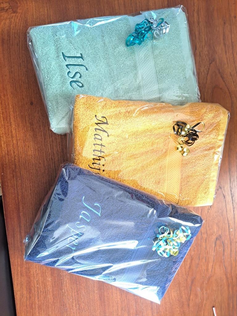 Handdoek met geborduurde naam, Ophalen of Verzenden, Nieuw, Overige kleuren, Handdoek
