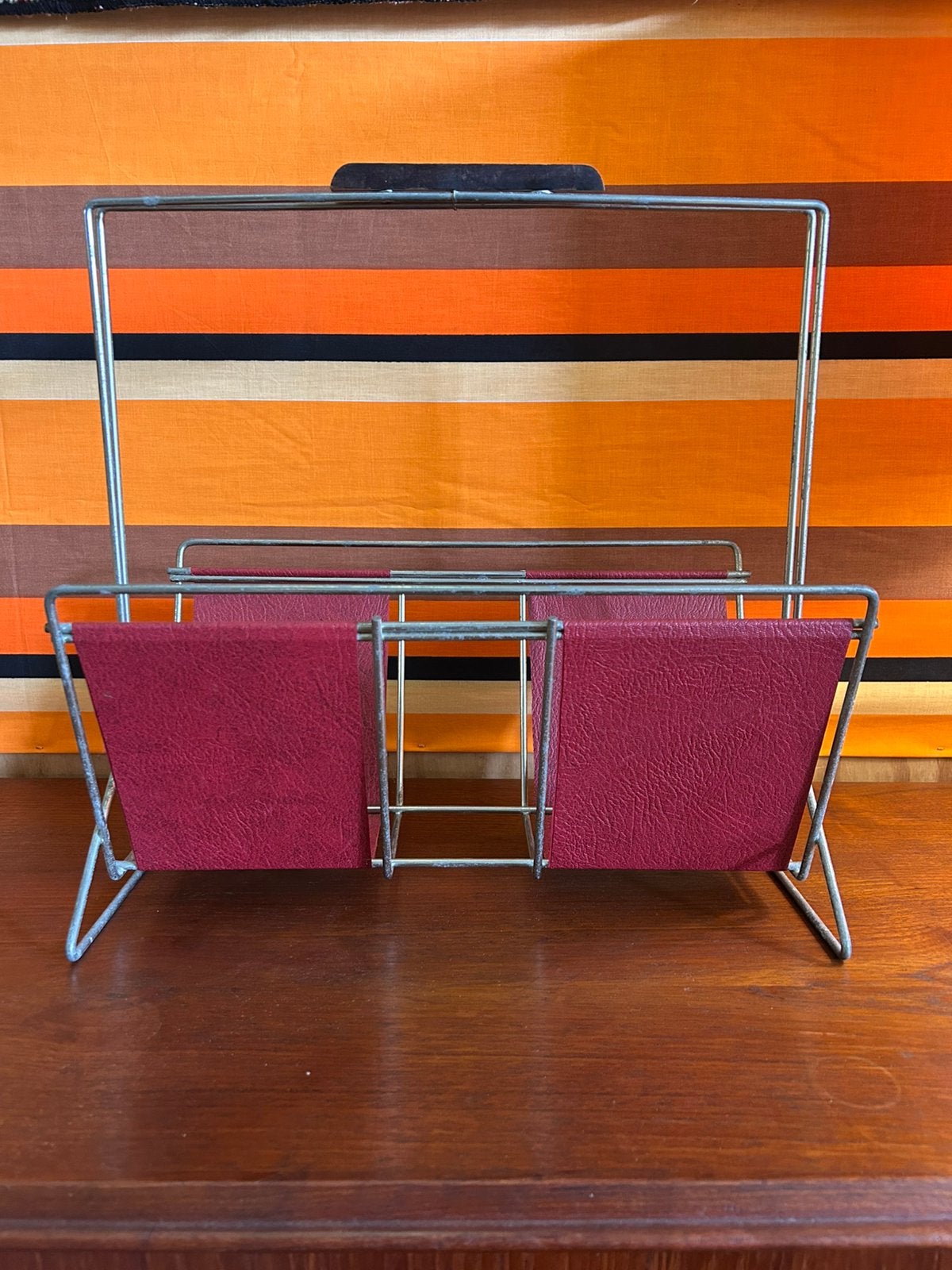 Gave vintage jaren 60/70 metalen met rode krantenbak, Huis en Inrichting, Woonaccessoires | Krantenbakken en Lectuurbakken, Metaal