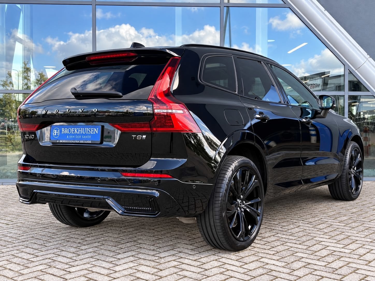 Volvo XC60 2.0 T8 Plug-in hybrid AWD Ultra Black Edition FAC, Auto's, Automaat, Dealer onderhouden, Gebruikt, Zwart