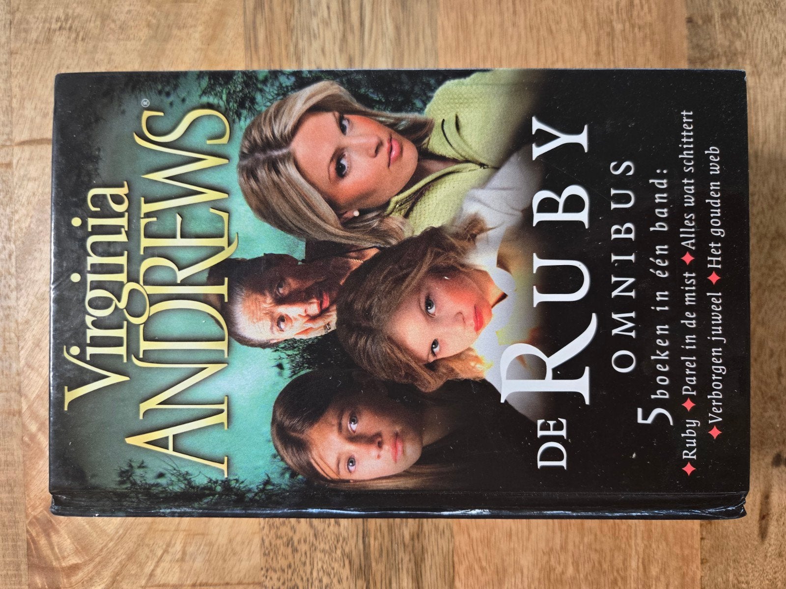 De Ruby Omnibus - Virginia Andrews (5 boeken in 1), Boeken, Ophalen of Verzenden, Gelezen, Virginia Andrews, Nederland