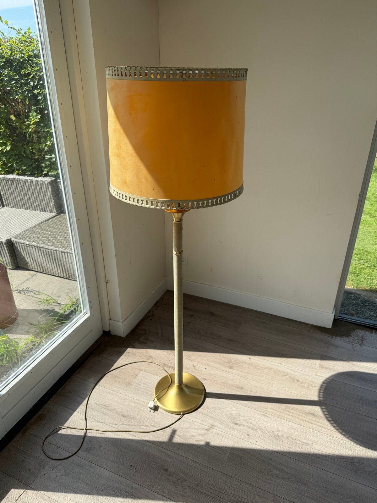 Vintage staande lamp met geel/oranje kap, Ophalen, Gebruikt, 100 tot 150 cm, E27 (groot)