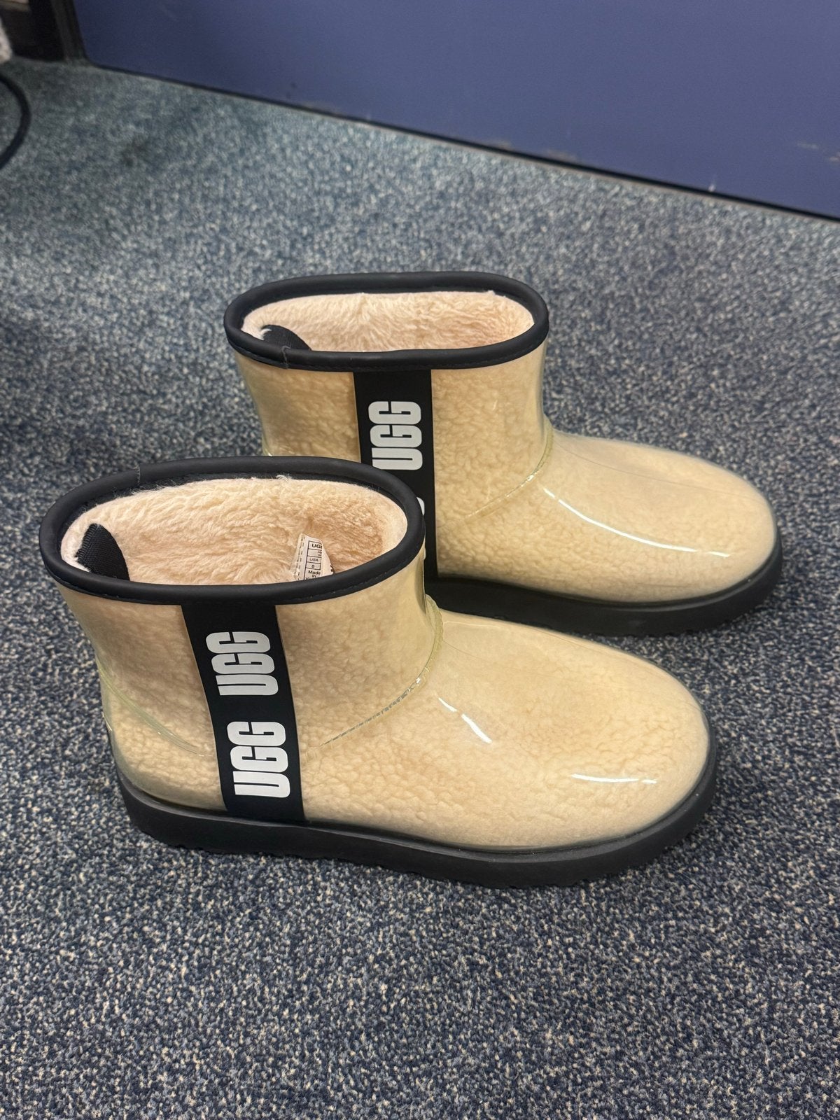 UGG, Ophalen of Verzenden, Zo goed als nieuw, Beige
