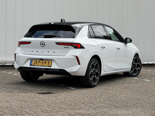 Opel Astra 1.2 Turbo Hybrid 145PK GS met 360-Camera, Winterp, 136 pk, Gebruikt, Euro 6, Wit