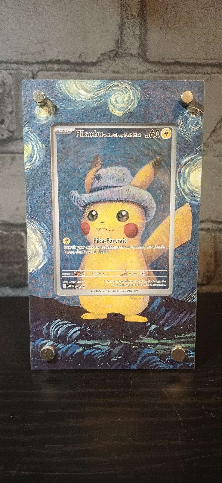 Pikachu met Grijze Vilten Hoed Pokémon Kaart (Van Gogh), Hobby en Vrije tijd, Ophalen of Verzenden, Zo goed als nieuw, Losse kaart