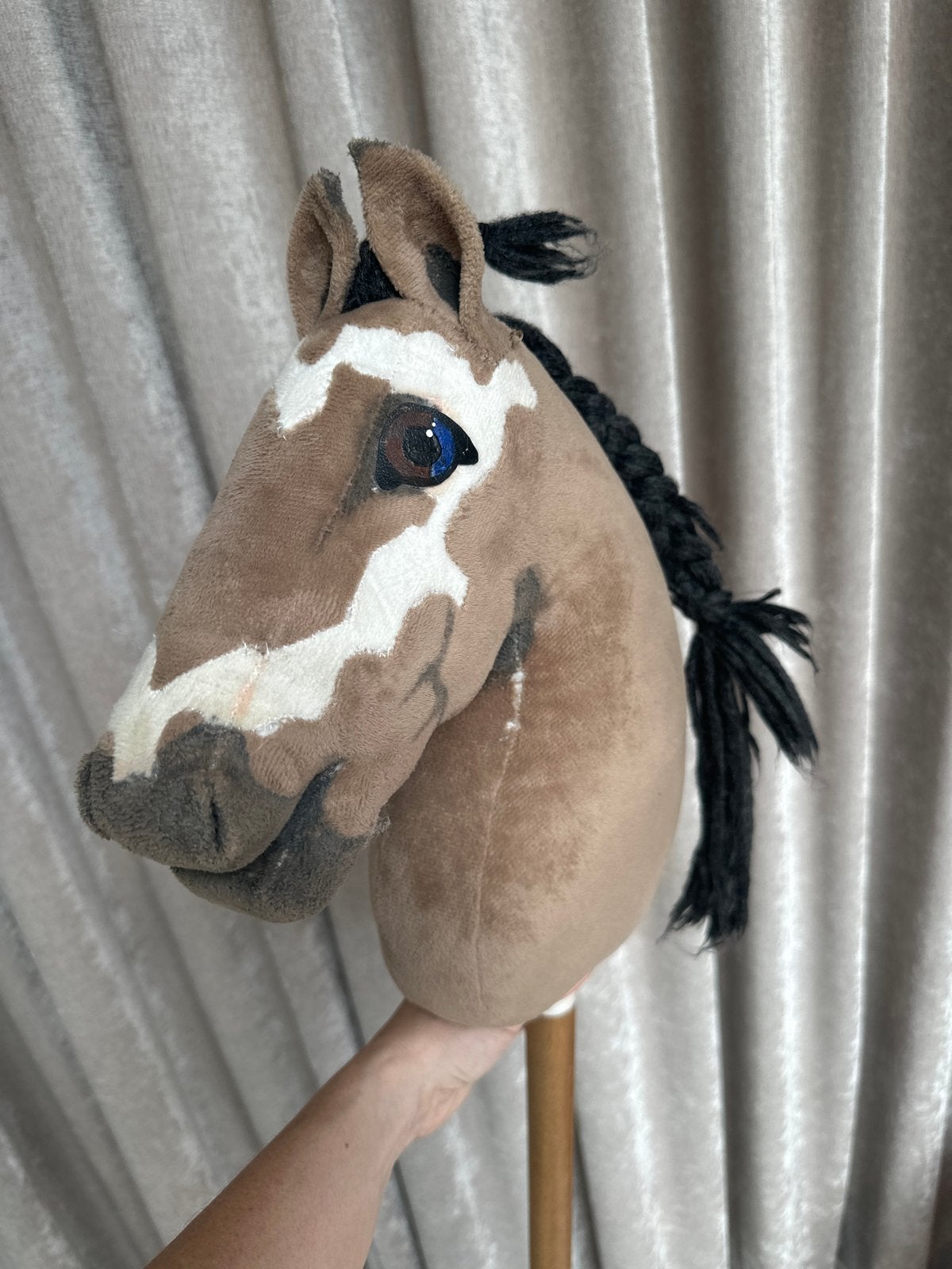 Hobbyhorse bruin met witte aftekeningen en zwarte manen, Ophalen of Verzenden, Zo goed als nieuw, Jongen of Meisje