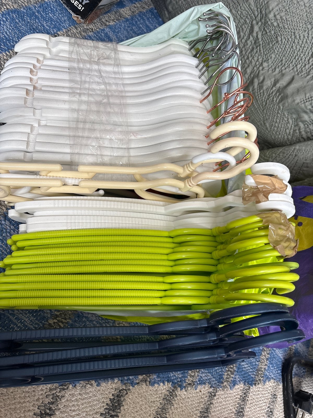 43 Kledinghangers - Diverse kleuren en materialen, Ophalen of Verzenden, Zo goed als nieuw, Kunststof, Kinderen en Volwassenen