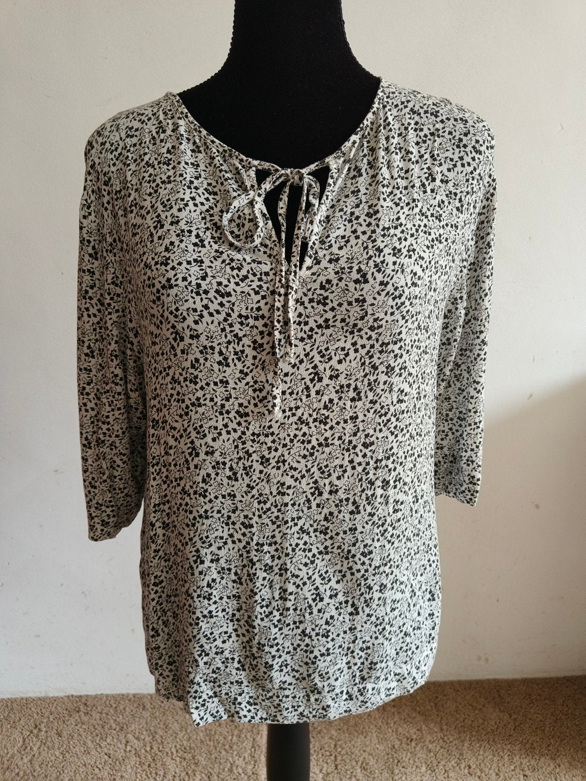 nieuw Penn & Ink NY Blouse met bloemenprint en 3/4 mouwen, Penn & Ink NY, Zwart, Nieuw, Ophalen of Verzenden