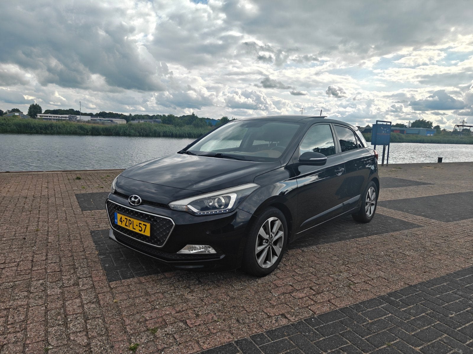 Hyundai i20 1.2i HP Blue 84PK 5D 2015 Zwart, Auto's, Hyundai, Voorwielaandrijving, 31 €/maand, 4 cilinders, Zwart