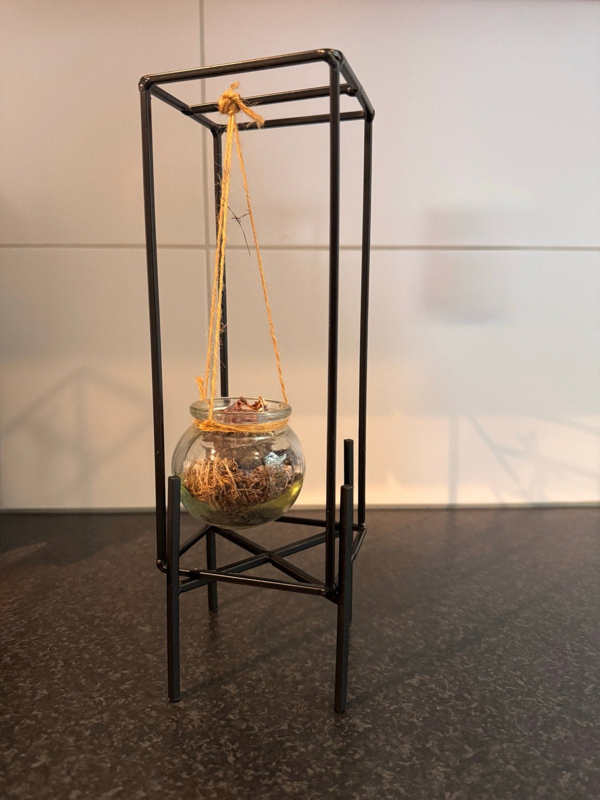 Decoratieve standaard met hangend glazen potje, Ophalen of Verzenden, Gebruikt, Zwart, Metaal