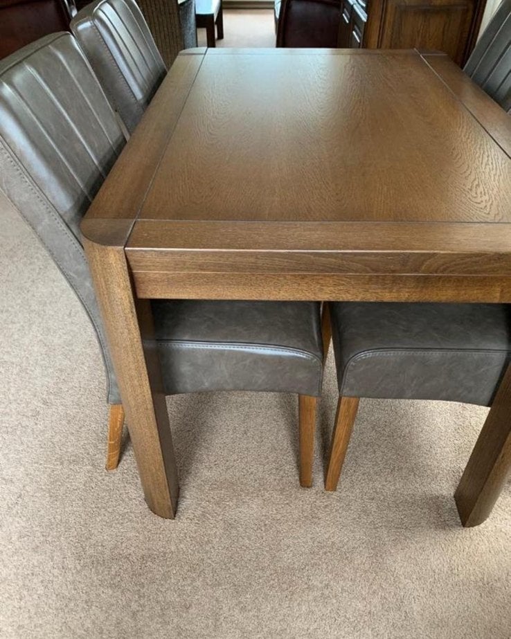 Nette tafel met stoelen, Huis en Inrichting, Complete eetkamers, Zo goed als nieuw, 4 tot 6 stoelen, Ophalen