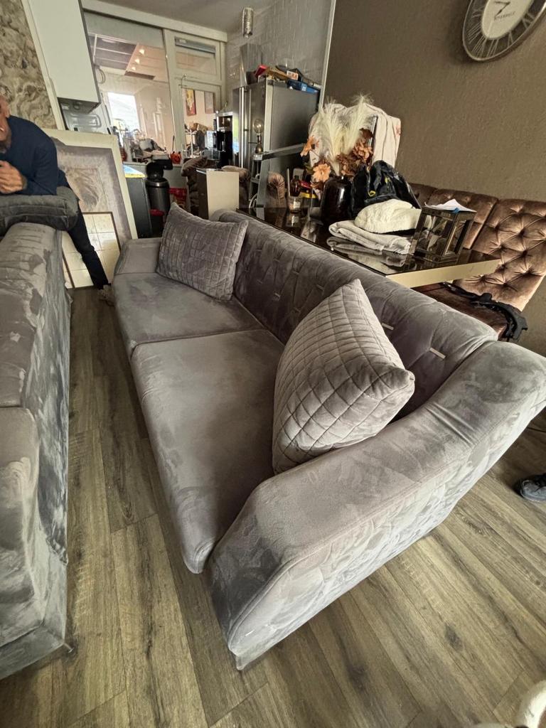 Luxe Grijze Hoekbank met Gestoffeerde Details, Huis en Inrichting, Ophalen of Verzenden, Zo goed als nieuw