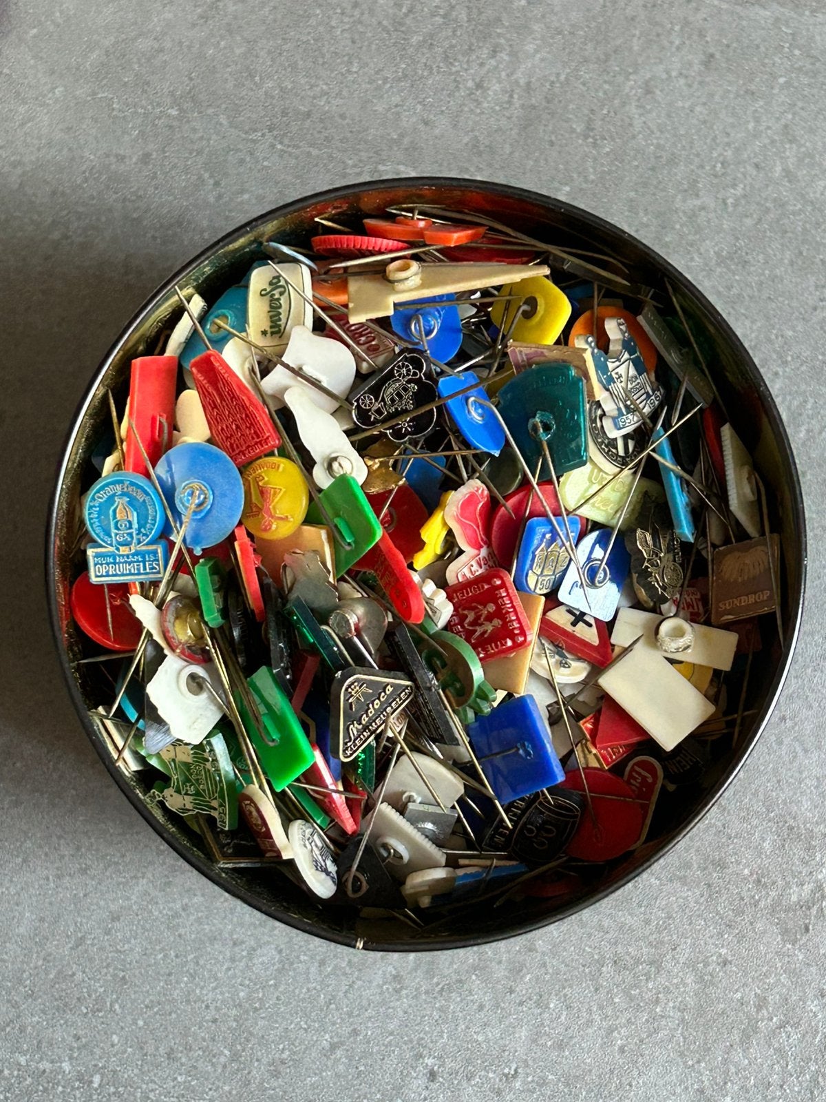 Blik vol kunststof diversen speldjes, Ophalen of Verzenden, Gebruikt, Overige onderwerpen, Speldje of Pin
