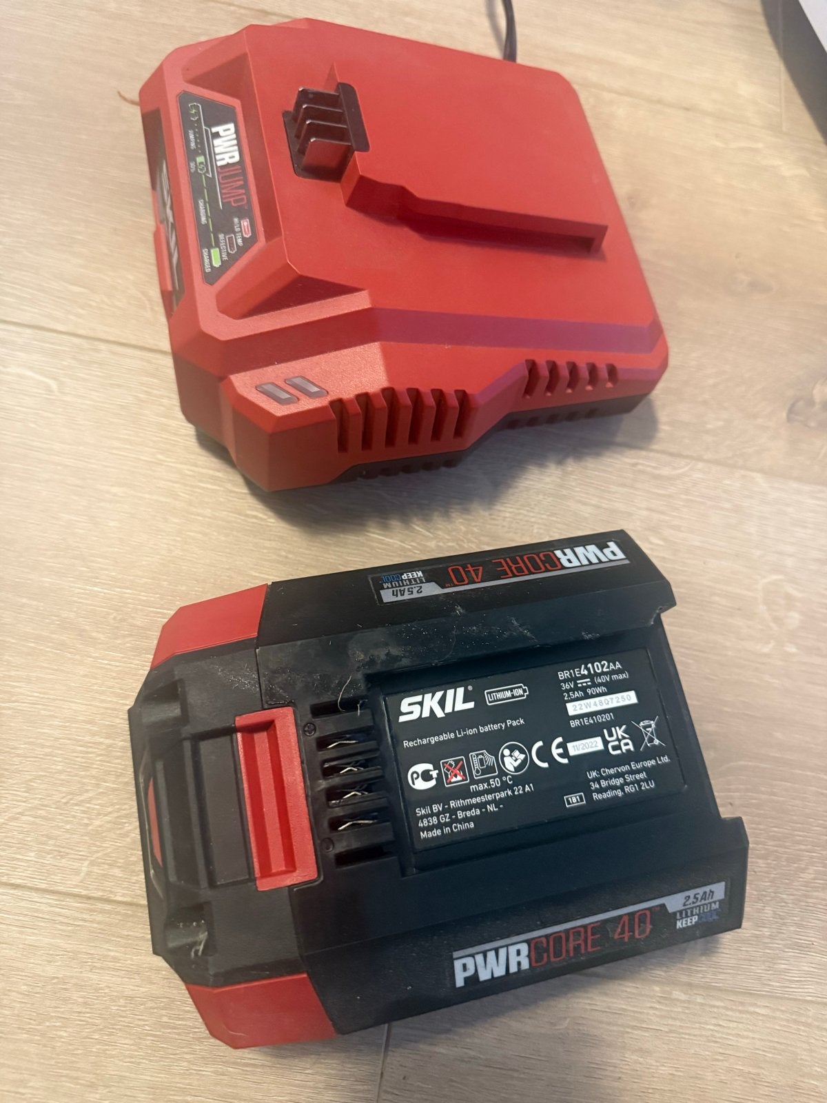 SKIL PWRCORE 40V Accu en Oplader Set - Zo goed als nieuw, Ophalen of Verzenden, Zo goed als nieuw