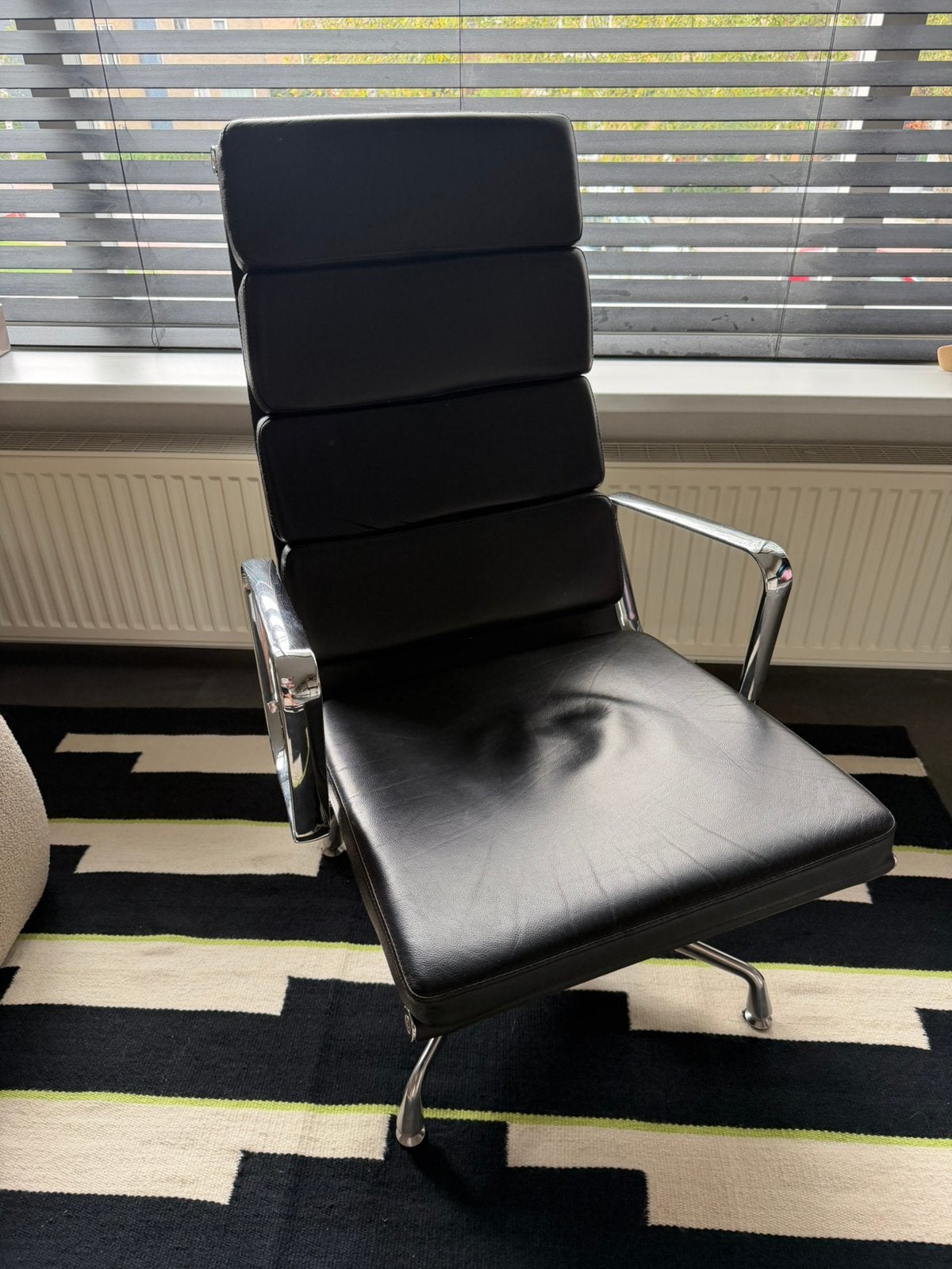 Vitra Eames EA222 chair replica, Ophalen, Zo goed als nieuw
