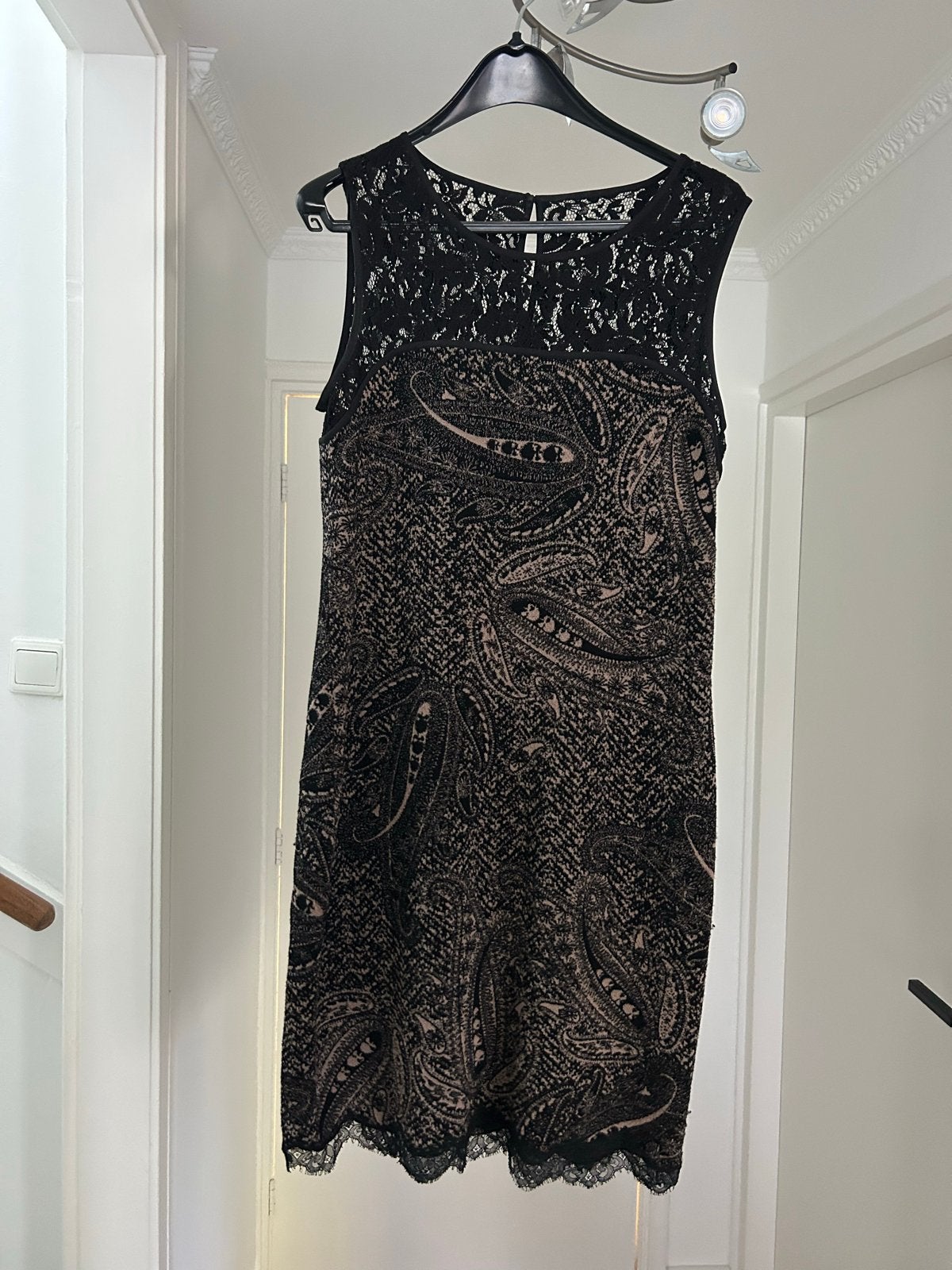 Marc Cain jurk met kant en paisley print l maat 5, Kleding | Dames, Zwart, Maat 42/44 (L), Ophalen of Verzenden, Zo goed als nieuw