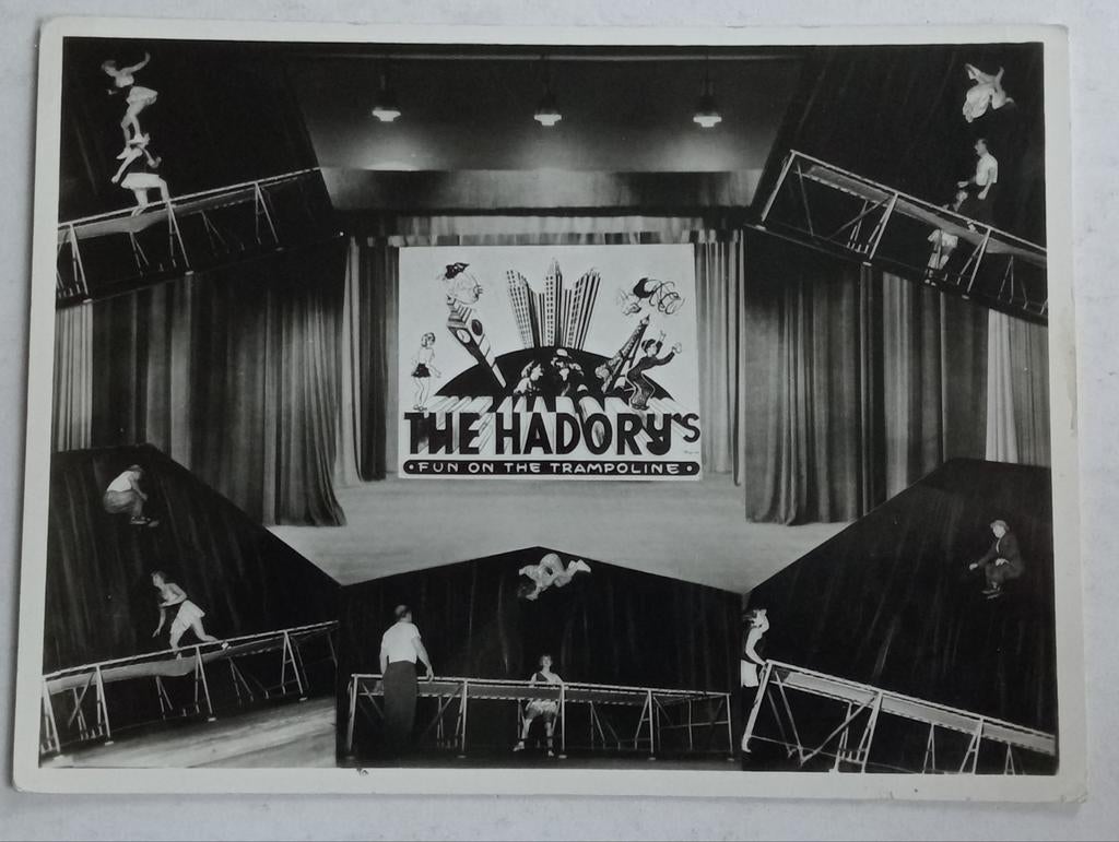 Vintage foto The Hadory's Fun on the Trampoline, Verzamelen, Foto's en Prenten, Gebruikt, Overige onderwerpen, 1960 tot 1980, Ophalen of Verzenden