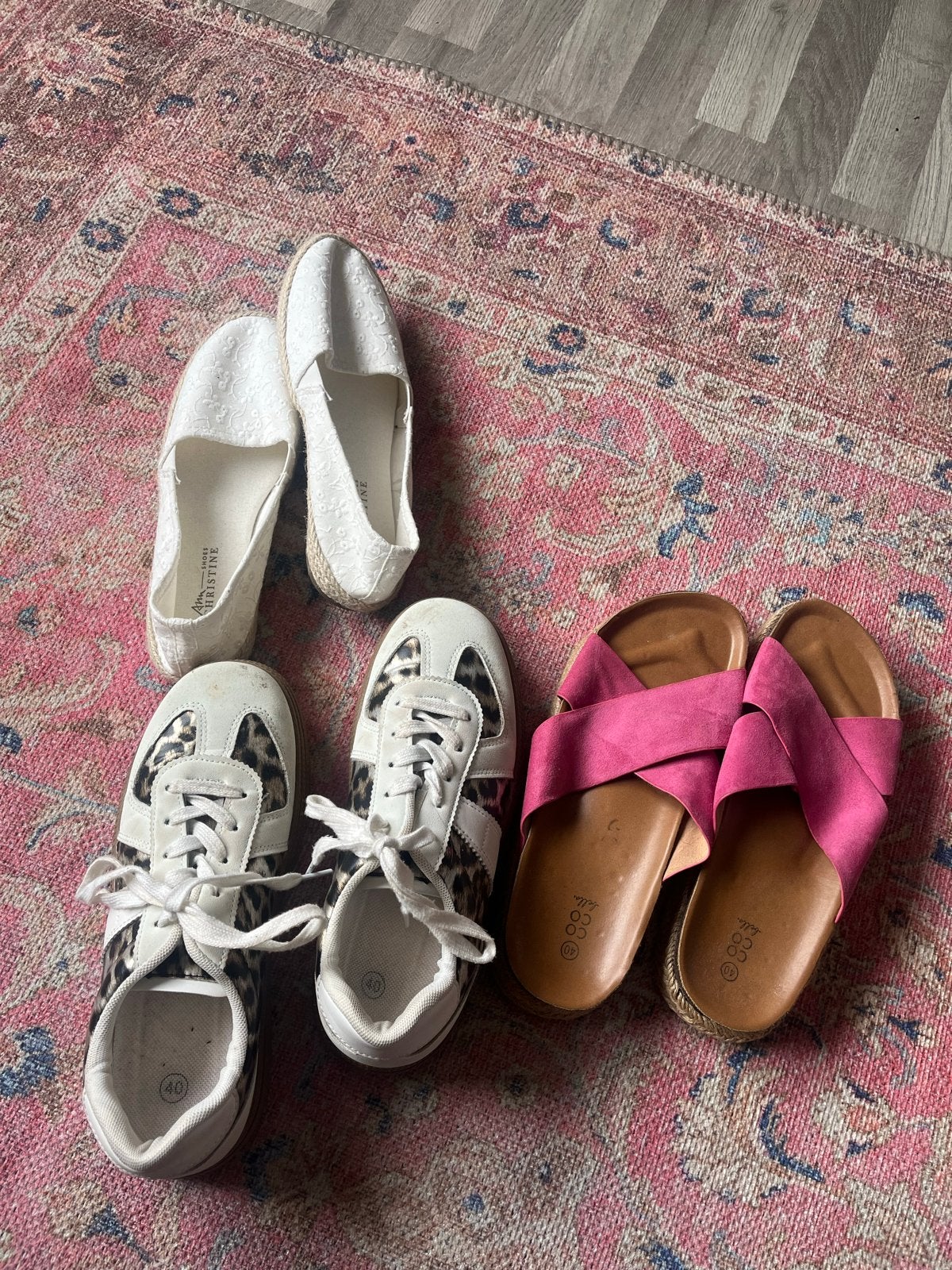 Diverse schoenen: Panter sneakers, witte instappers, roze sl, Ophalen, Gedragen, Wit, Sneakers of Gympen
