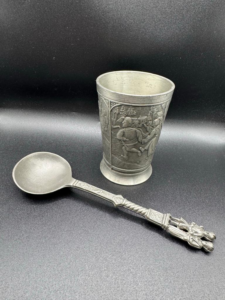 Vintage Tinnen Beker en Lepel Set met Reliëf, Ophalen of Verzenden