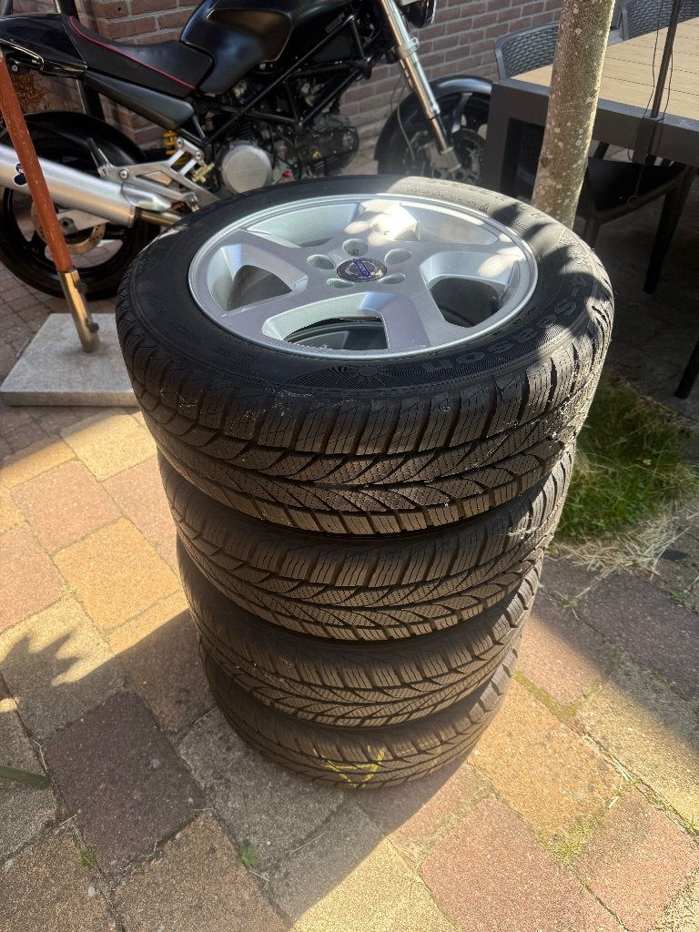 Wielen voor Volvo met goede banden, Auto-onderdelen, Banden en Velgen, Ophalen, Overige, Gebruikt, 16 inch