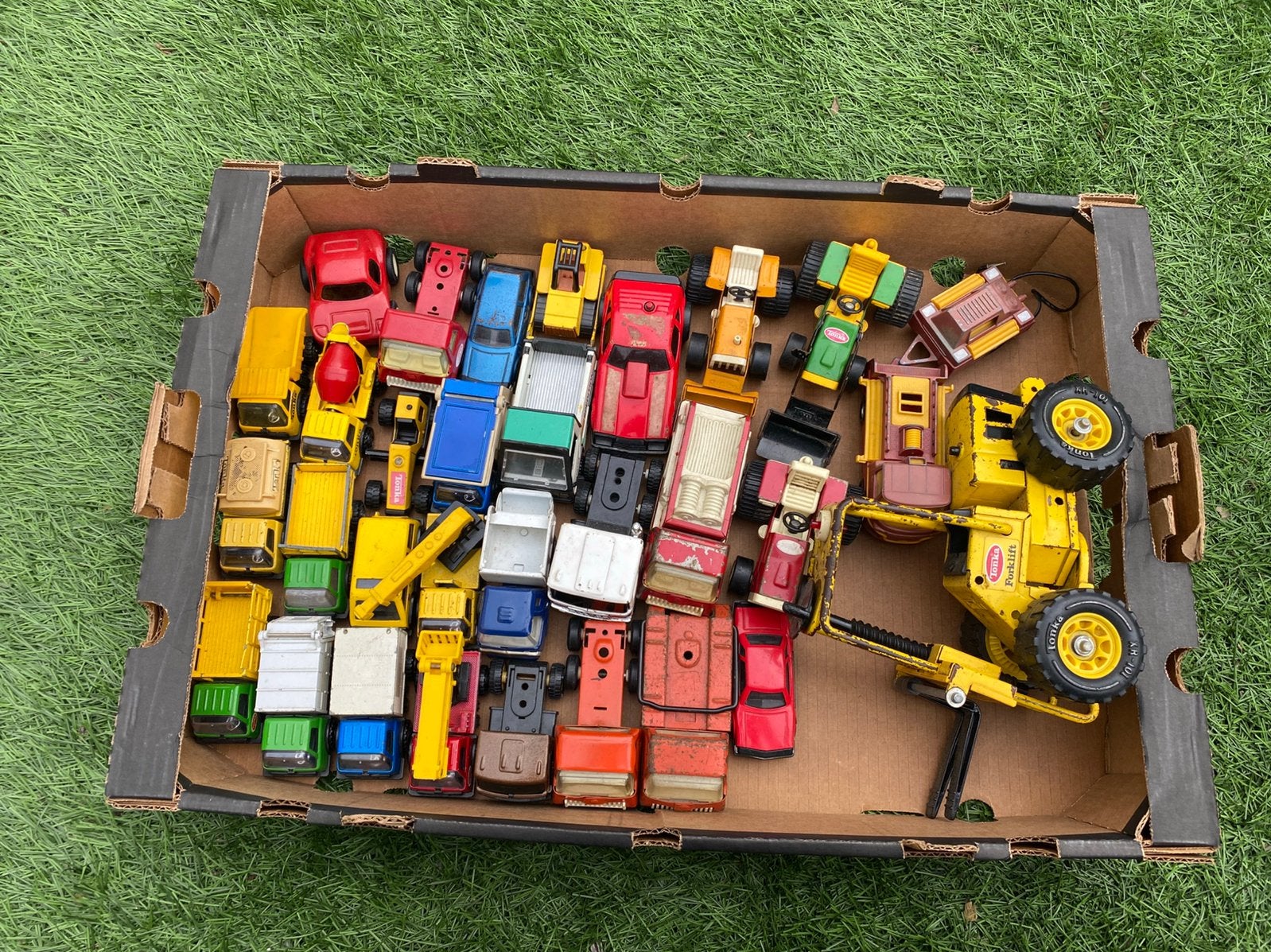Doos vol vintage speelgoed auto’s van voornamelijk Tonka, Verzamelen, Ophalen of Verzenden, Gebruikt