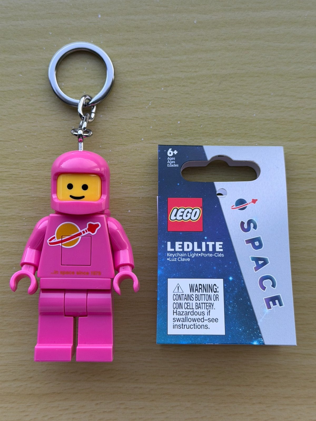 Lego sleutelhanger LED astronaut roze classic space, Lego, Ophalen of Verzenden, Zo goed als nieuw, Space
