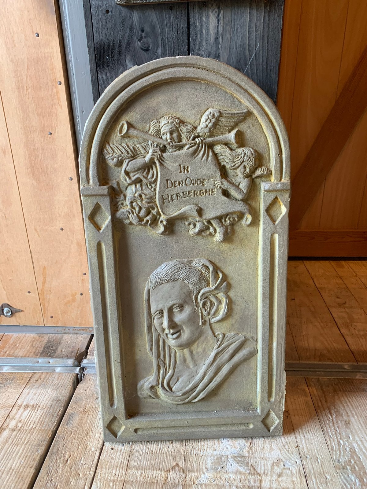 Decoratieve gevelsteen met tekst 'In Den Oude Herberghe', Antiek en Kunst, Ophalen