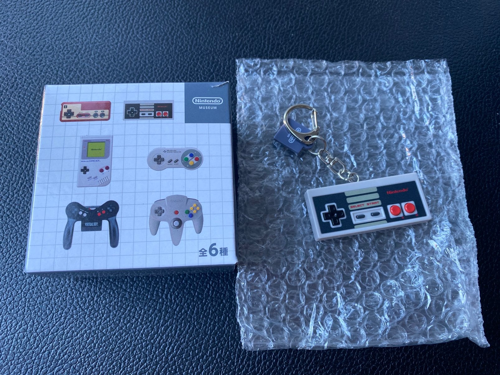 Officiele Nintendo Museum sleutelhanger NES controller, Spelcomputers en Games, Spelcomputers | Nintendo NES, Ophalen, Nieuw, Met 1 controller