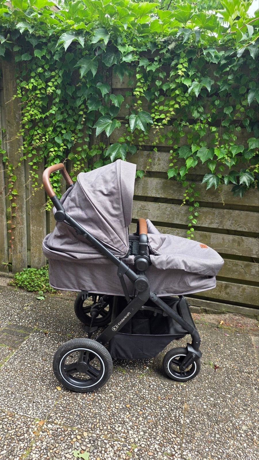 Kinderkraft Kinderwagen - Grijs met Bruine Details, Kinderen en Baby's, Kinderwagens en Combinaties, Overige merken, Gebruikt