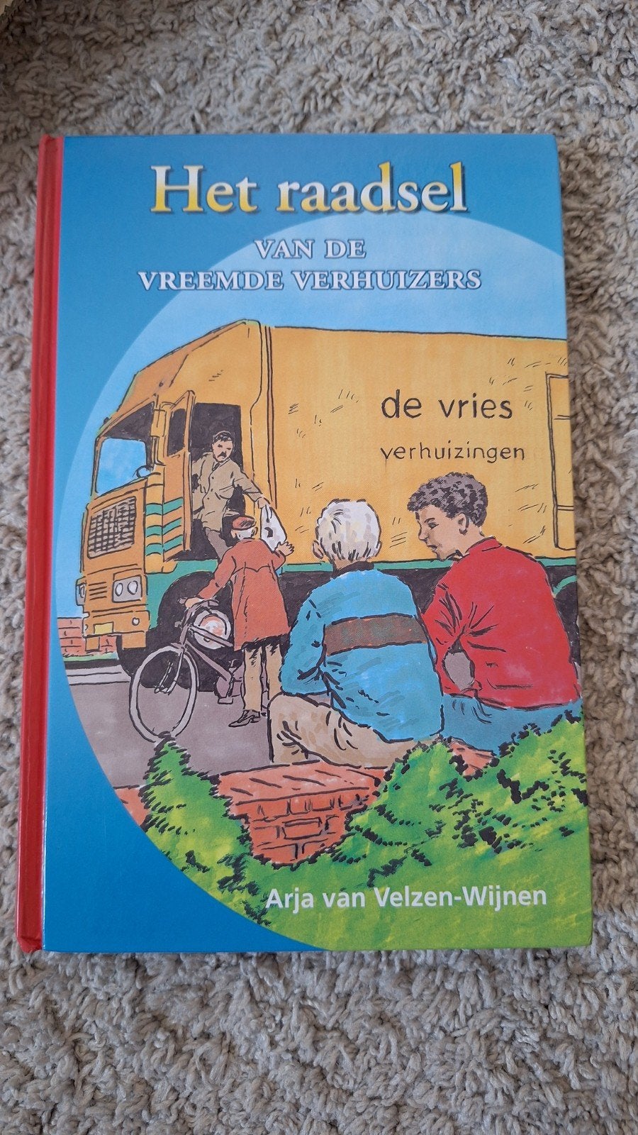 Het raadsel van de vreemde verhuizers Arja van Velzen-Wijne, Ophalen of Verzenden, Zo goed als nieuw