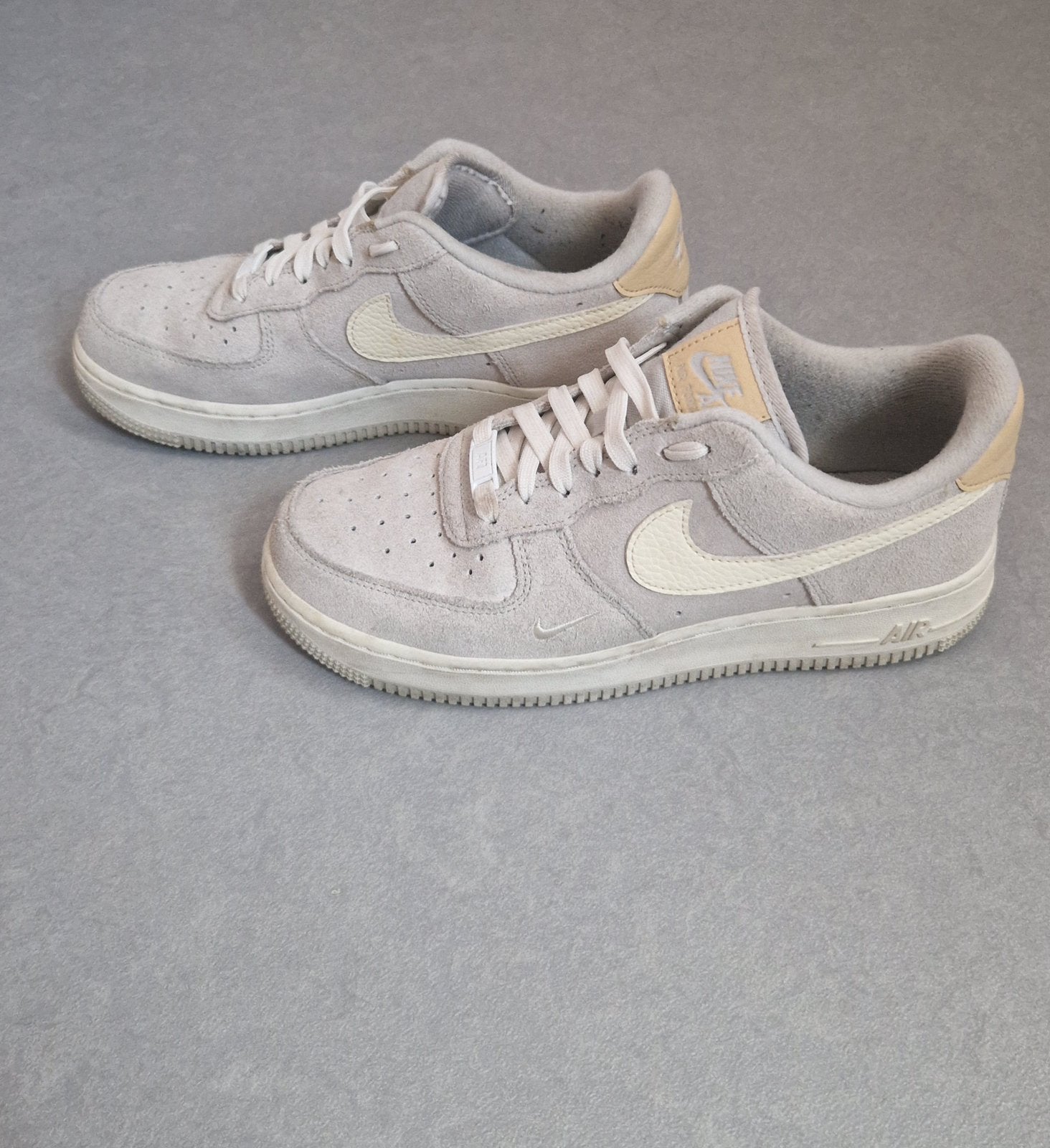 Airforce 1, Beige, Ophalen of Verzenden, Sneakers of Gympen, Gedragen