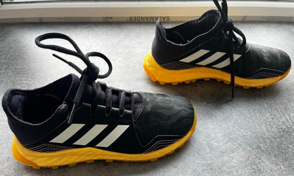 Adidas Youngstar Black Junior Hockey Maat 32, Ophalen of Verzenden, Zo goed als nieuw, Schoenen