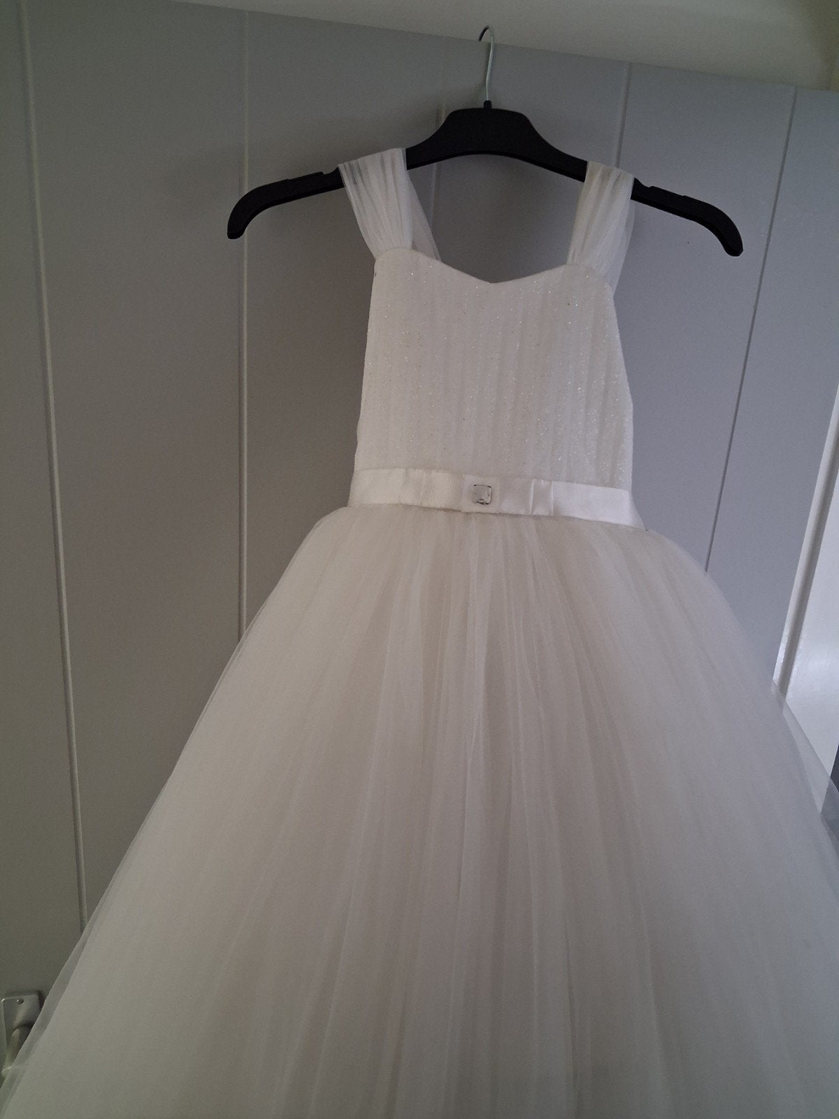 Prachtige witte kinderjurk met strik en glitters, Kinderen en Baby's, Kinderkleding | Overige, Ophalen, Zo goed als nieuw, DAFIRA KIDS
