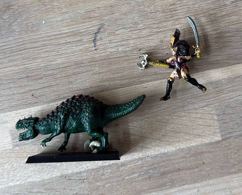 Warhammer Dark Elf Sorceress Mounted on Cold One, Ophalen of Verzenden, Zo goed als nieuw, Warhammer