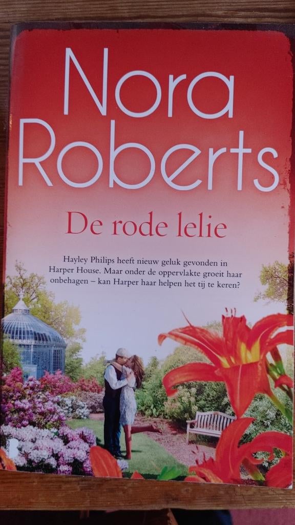 Nora Roberts - De rode lelie & De blauwe dahlia (2 boeken), Ophalen of Verzenden, Gelezen, Nora Roberts, Nederland