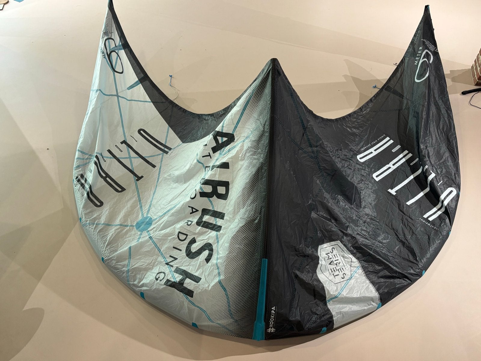 Airush Ultra Team 9m2 - Lichtgewicht en veelzijdig, Watersport en Boten, Gebruikt, 9 m², Geen board, Ophalen of Verzenden