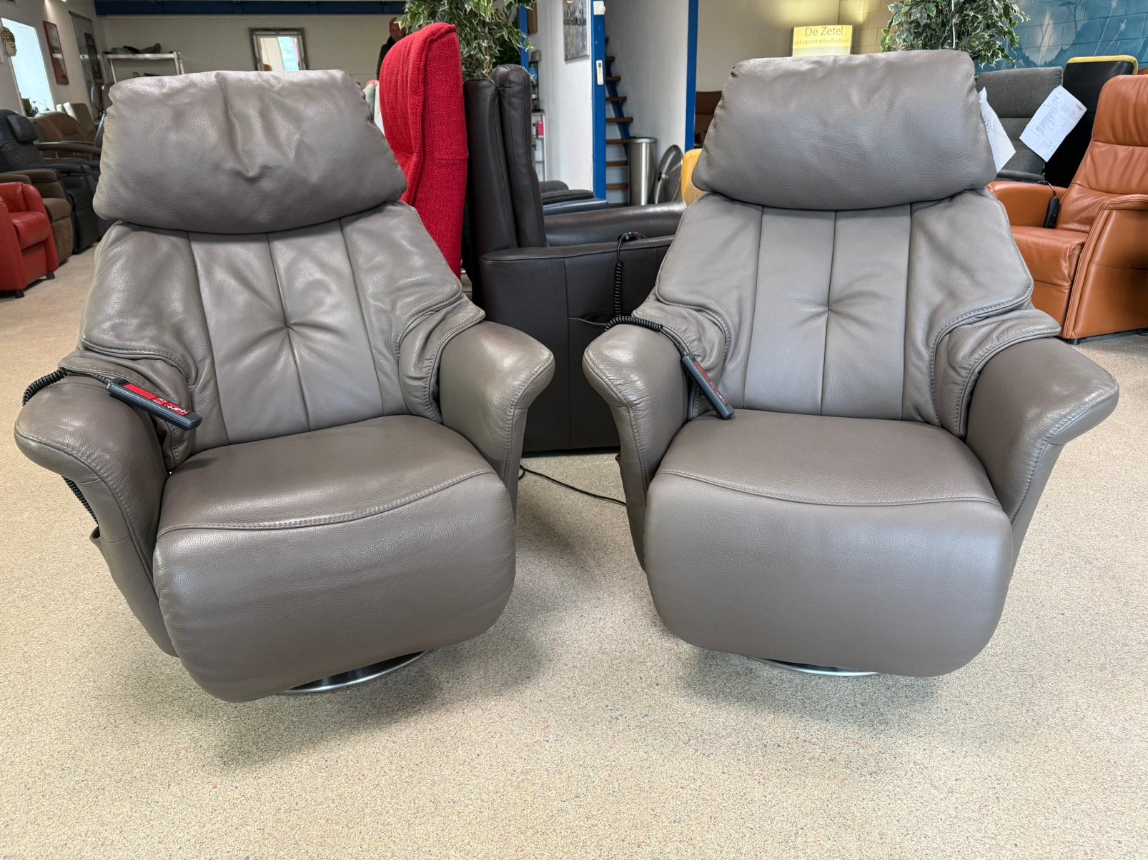 Set van 2 prachtige Meubelzorg sta op relax fauteuils