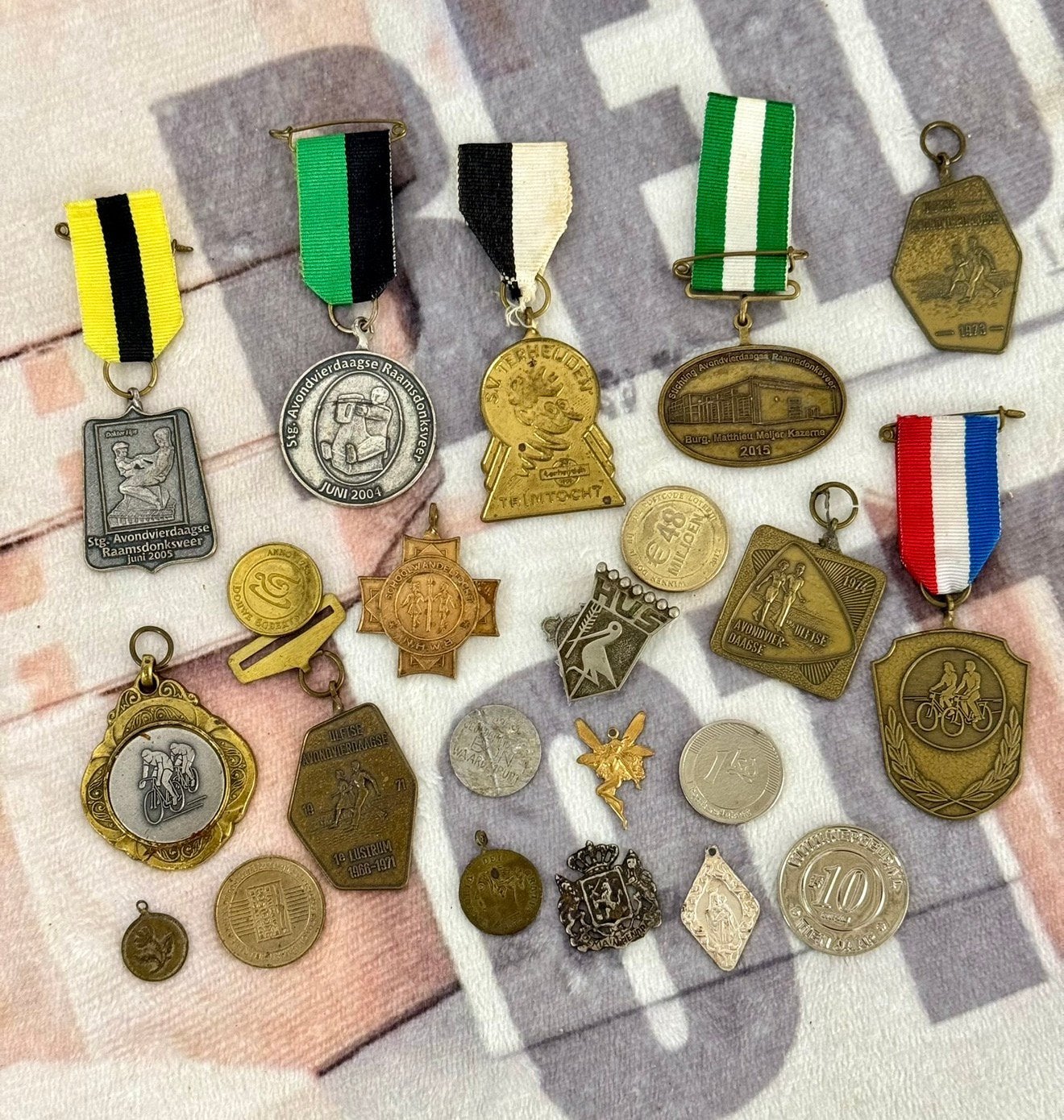 Diverse 22 medaille lintjes munten wielrennen vierdaagse ect, Ophalen of Verzenden, Overige materialen, Nederland
