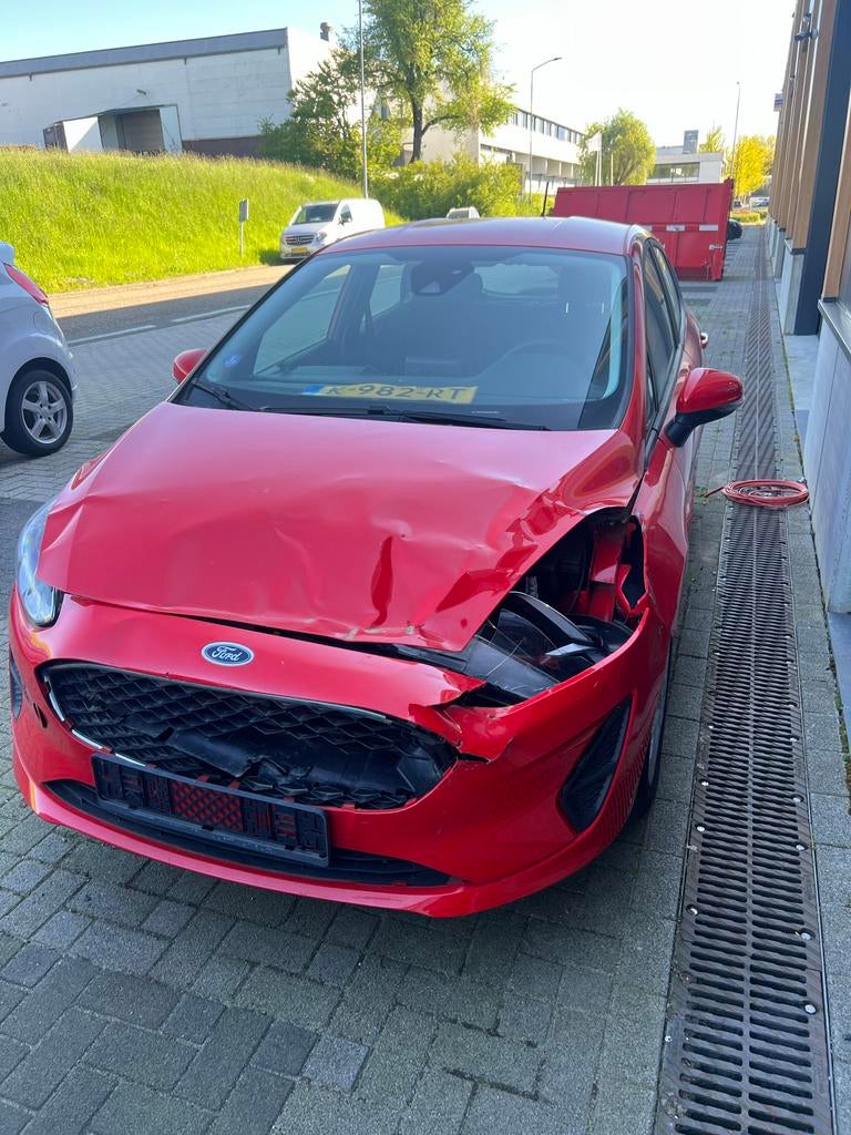Ford Fiesta met voorschade, Ophalen, Handgeschakeld, Ford, Benzine