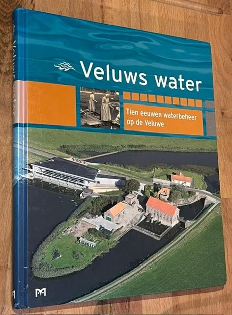 Veluws water. Tien eeuwen waterbeheer op de Veluwe. 2007, Boeken, 14e eeuw of eerder, Diverse auteurs, Ophalen of Verzenden, Zo goed als nieuw