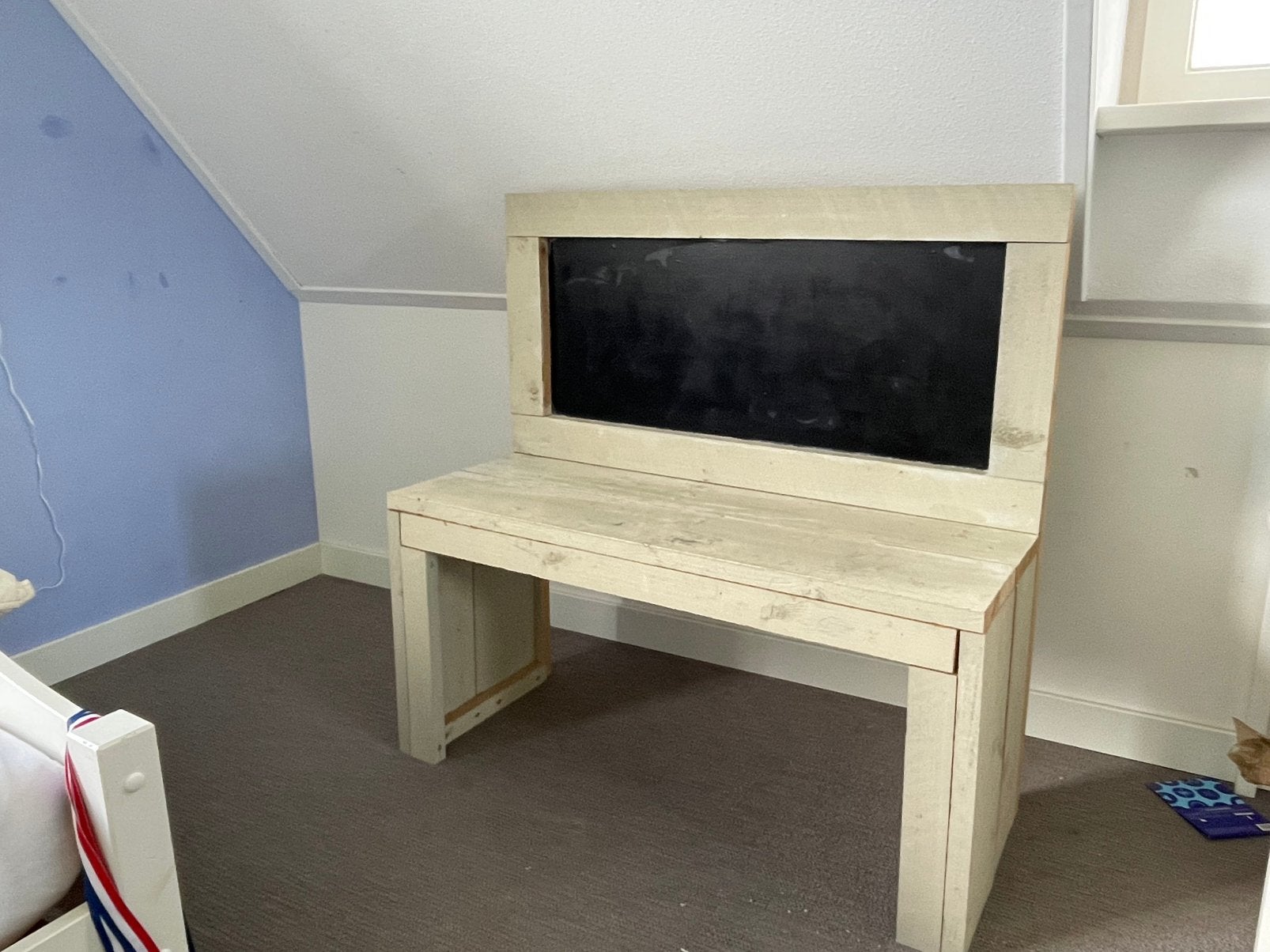 Kinderbureau met krijtbord, Ophalen, Zo goed als nieuw, Hout, Kinderbureau